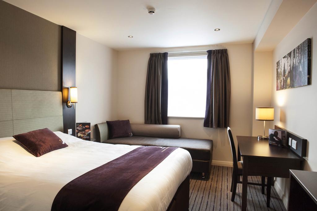 Premier Inn Manchester - Swinton Swinton  Dış mekan fotoğraf