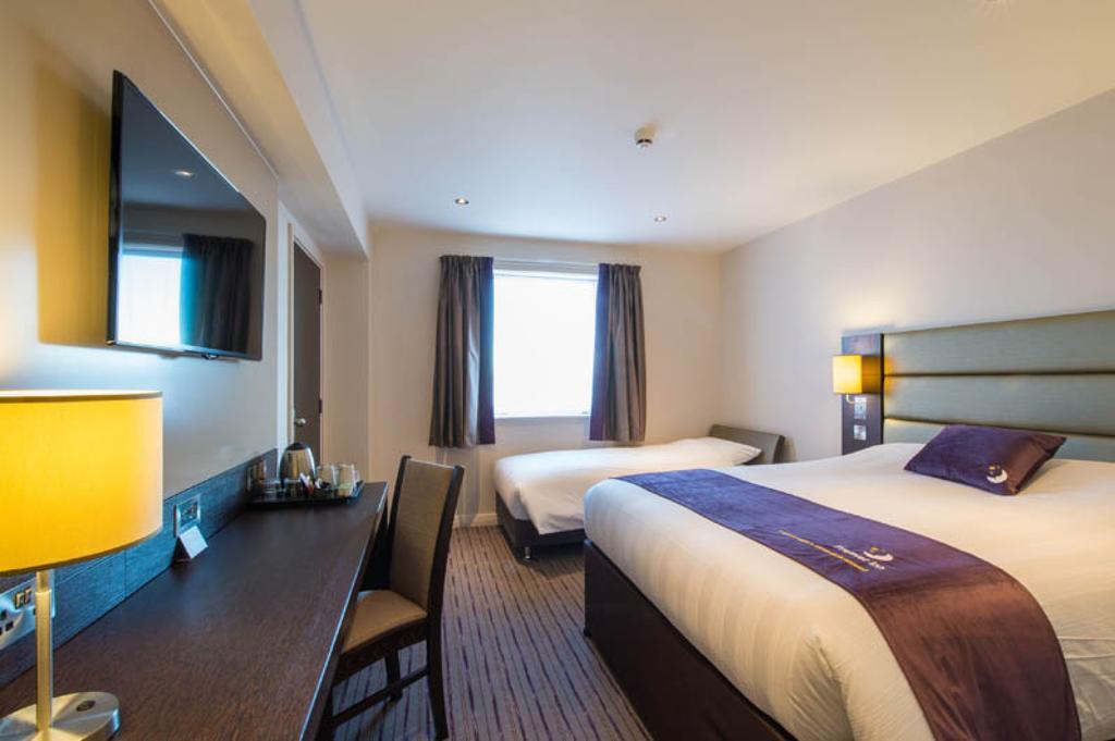 Premier Inn Manchester - Swinton Swinton  Dış mekan fotoğraf